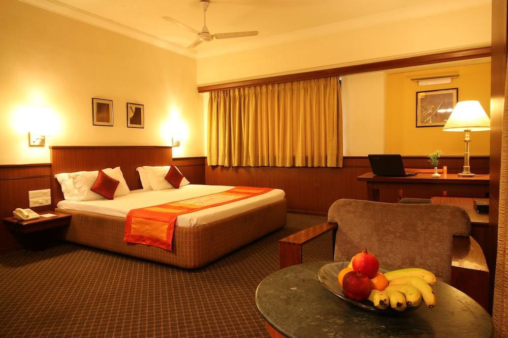 Hotel Skylon Ahmedabad Eksteriør billede
