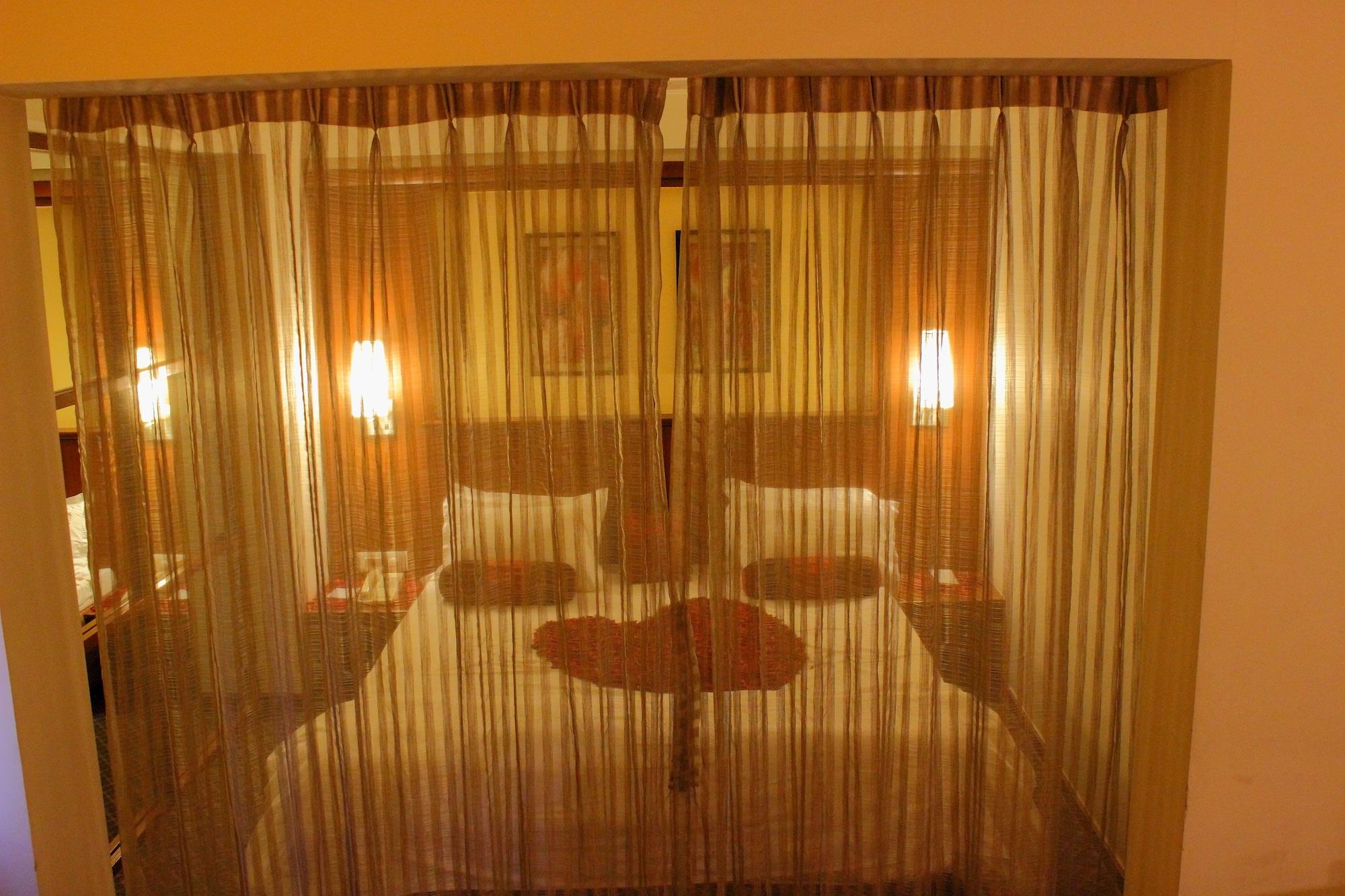 Hotel Skylon Ahmedabad Eksteriør billede