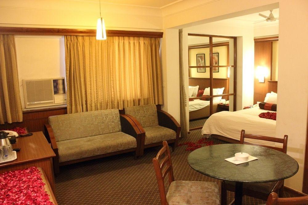 Hotel Skylon Ahmedabad Eksteriør billede