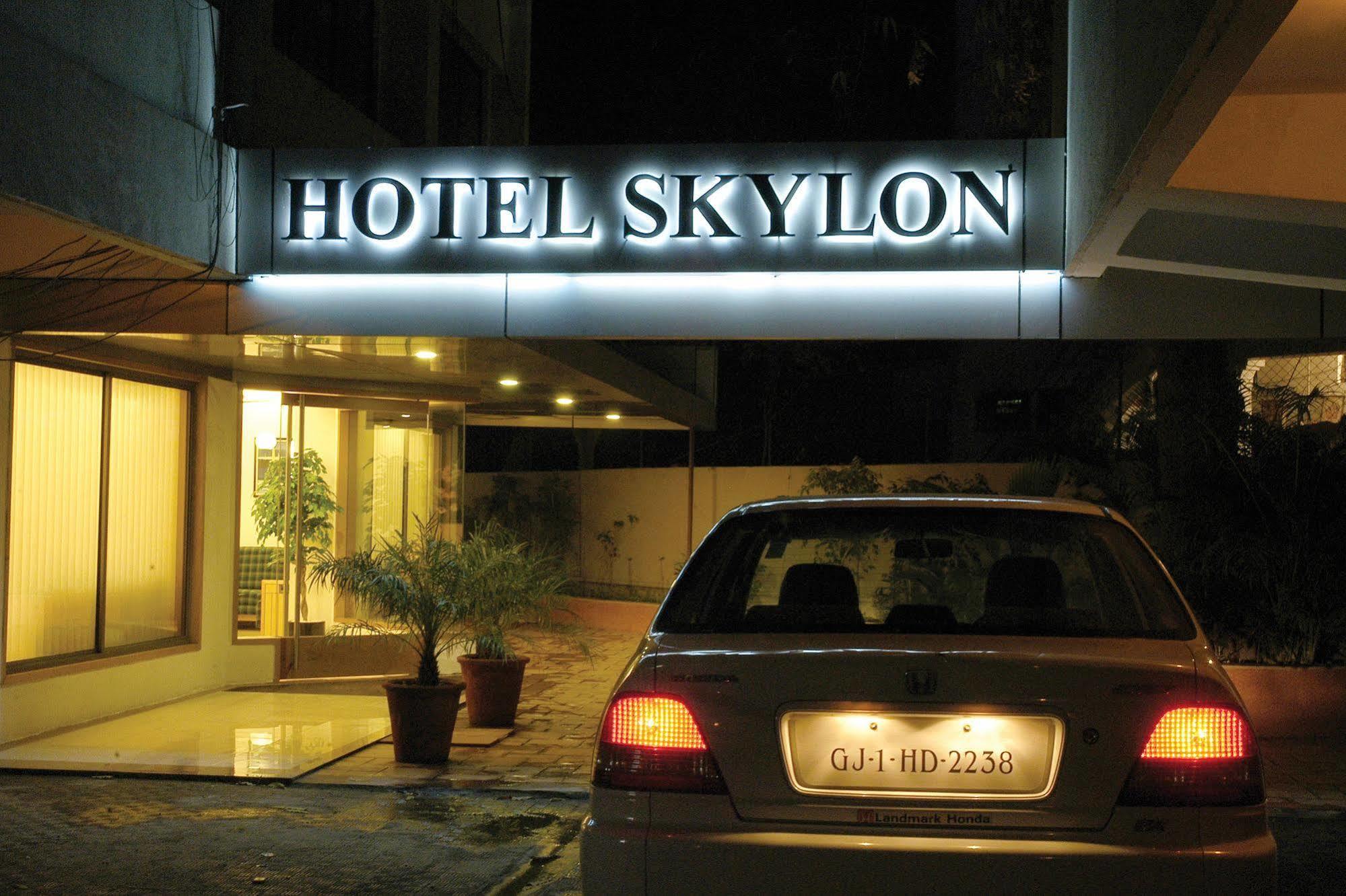 Hotel Skylon Ahmedabad Eksteriør billede