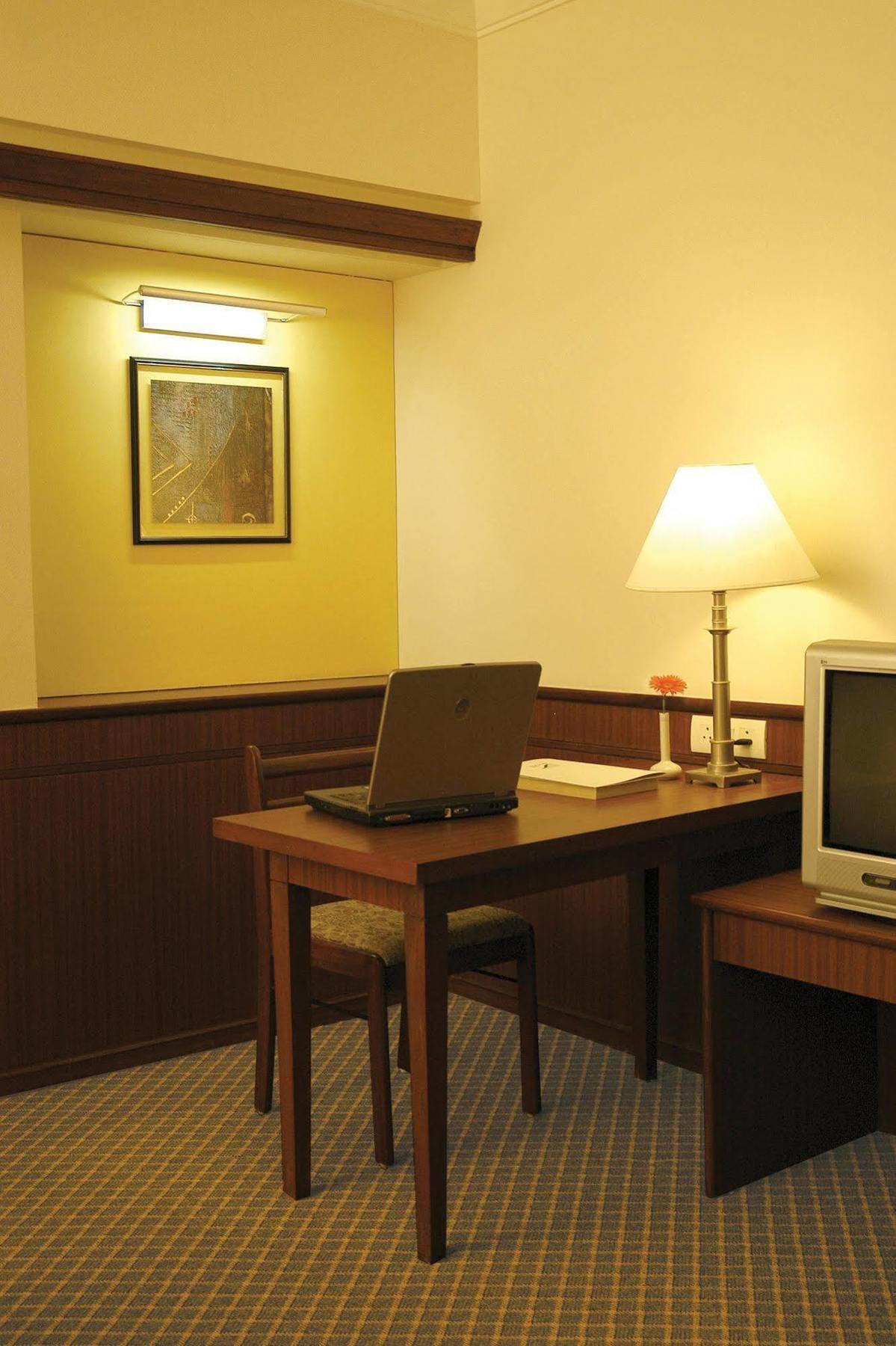 Hotel Skylon Ahmedabad Eksteriør billede